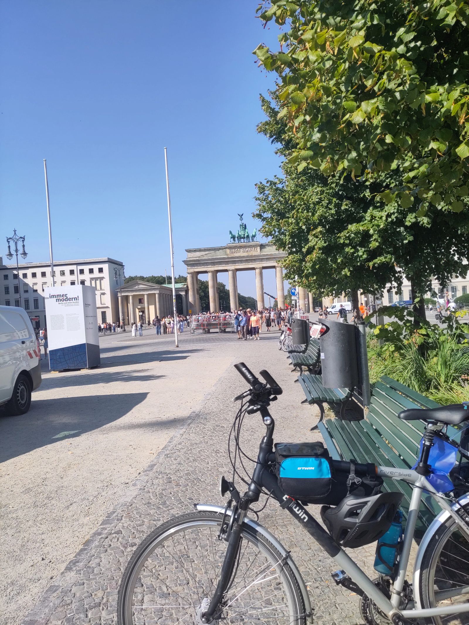 Rower przed Bramą Brandenburską w Berlinie